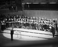 880359 Afbeelding van een uitvoering van een zangkoor in het Muziekcentrum Vredenburg te Utrecht, tijdens de tiendaagse ...
